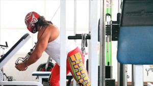 Even when hitting the gym, Úlitmo Guerrero wears his mask in "Lucha Mexico".